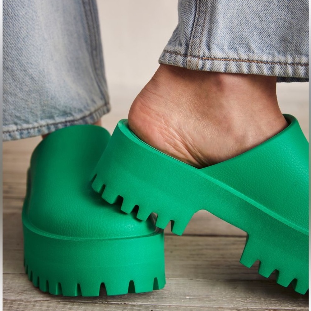 BRAND NEW Jeffrey Campbell Clogge aka Free People Bae Mule in green